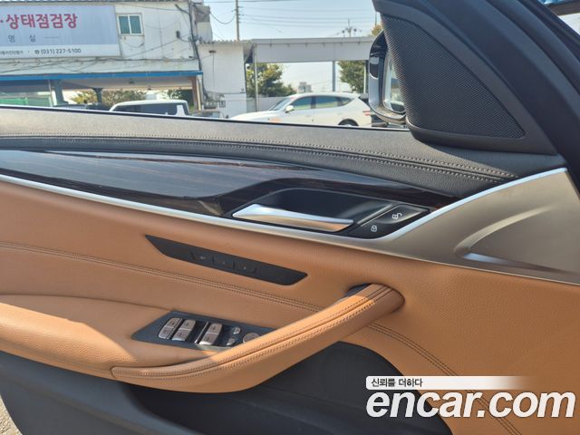 بي ام دبليو الفئة الخامسة (G30) 520i